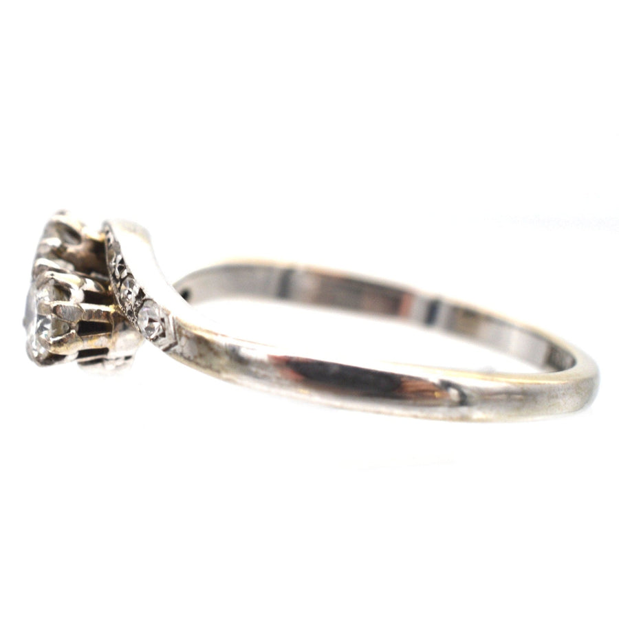 Seitenansicht eines edwardianischen Kreuzringes aus 18 Karat Weißgold und Diamanten "Toi et Moi" mit zwei hellen Diamanten.