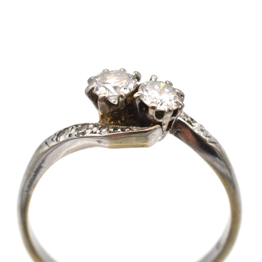 Edwardian 18ct Weißgold Diamant Toi et Moi Crossover Ring mit zwei hellen Diamanten.