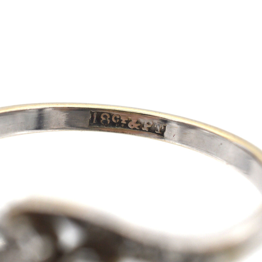 Nahaufnahme des Innenrings eines edwardianischen Rings aus 18 Karat Weißgold mit detaillierter Punzierungsinschrift.