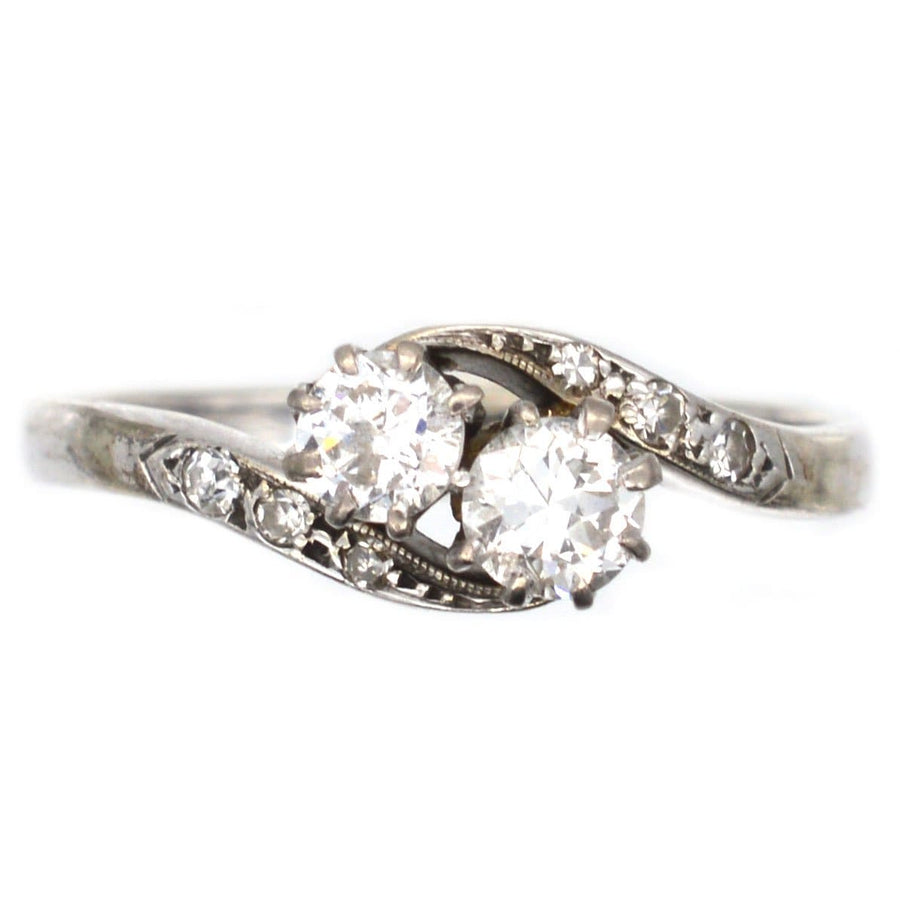 Edwardian 18ct Weißgold Diamant "Toi et Moi" Crossover Ring mit zwei funkelnden Diamanten.
