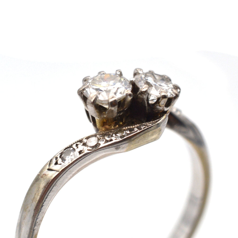 Eleganter edwardianischer Crossover-Ring aus 18 Karat Weißgold mit zwei hellen Diamanten im romantischen "Toi et Moi"-Design.