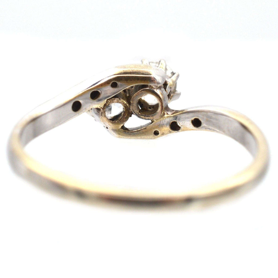 Eleganter edwardianischer Crossover-Ring aus 18 Karat Weißgold mit zwei funkelnden Diamanten im romantischen "Toi et Moi"-Design.