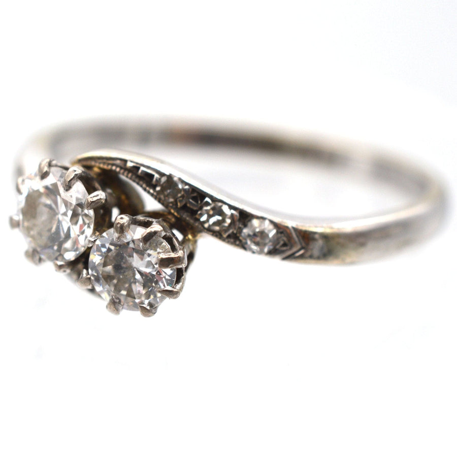 Edwardianischer Crossover-Ring aus 18 Karat Weißgold mit zwei Diamanten, die Liebe und Verbundenheit symbolisieren.