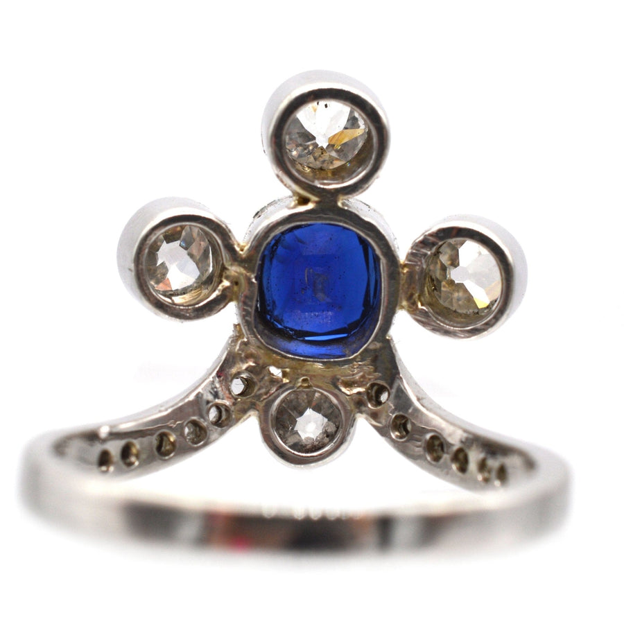 Edwardianischer Tiara-Ring aus 18 Karat Weißgold mit einem blauen Saphir und Diamanten, der historische Eleganz ausstrahlt.