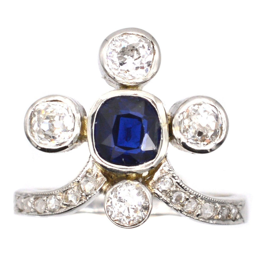 Edwardianischer Tiara-Ring aus 18 Karat Weißgold mit einem satten blauen Saphir und Diamantakzenten, inspiriert vom Design der Belle Epoque.