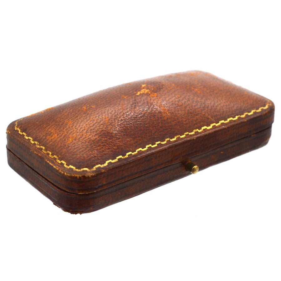 Antike Lederschatulle für edwardianische Manschettenknöpfe und Kleidungsset aus 9 Karat Gold mit klassischen Golddetails.