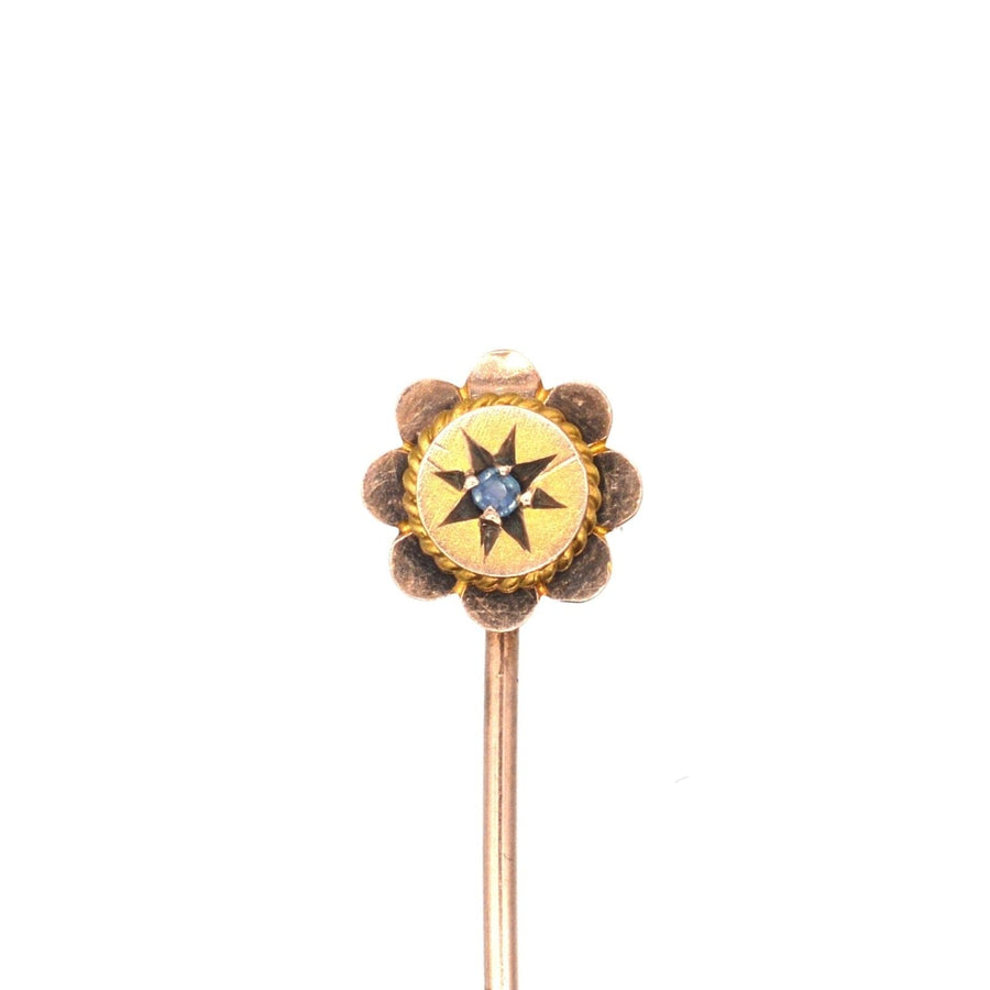 Edwardian 9ct Gold Blume Krawattennadel mit einem Saphir, perfekt für accessorizing bunten Seidenkrawatten.