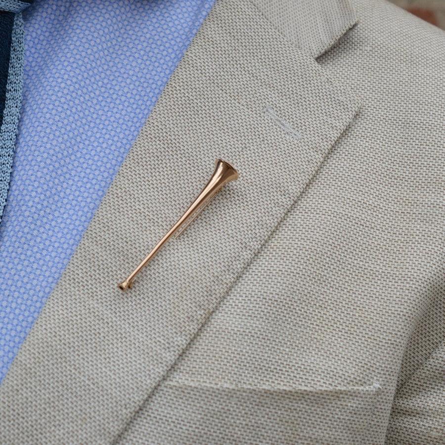 Edwardian 9ct Gold Jagdhorn Brosche auf einem beigefarbenen Blazer Revers angezeigt, zeigt seine skurrilen Design.
