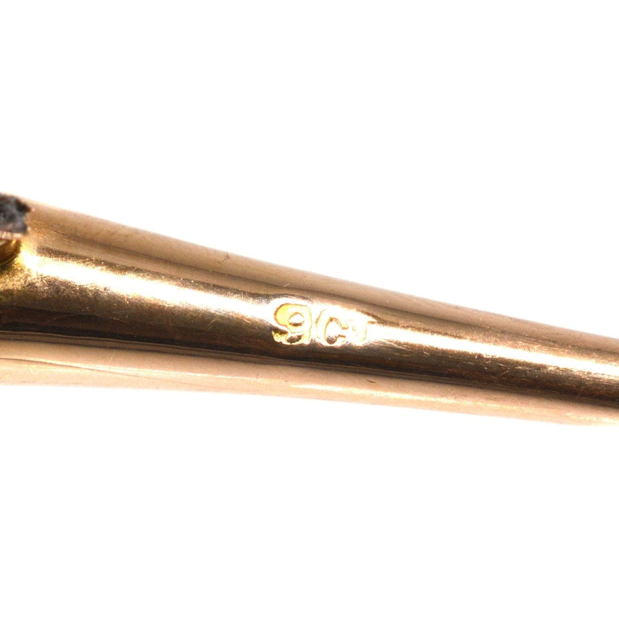 Nahaufnahme des Feingehaltsstempels auf einer edwardianischen Jagdhorn-Brosche aus 9 Karat Gold.
