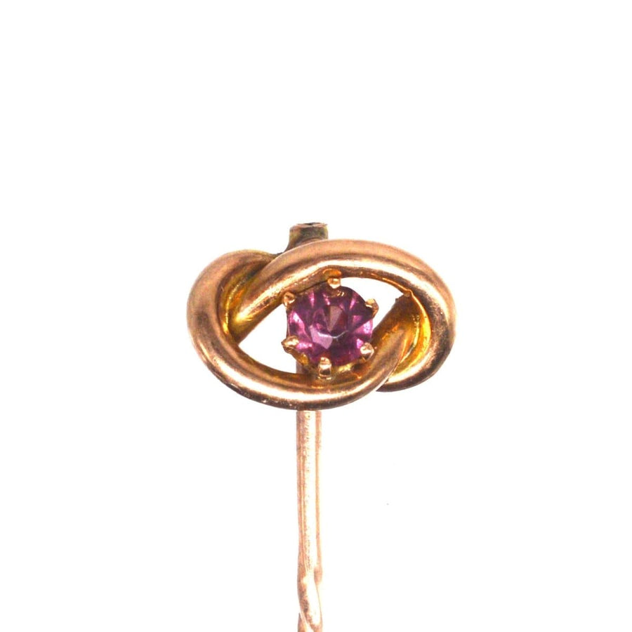 Edwardian 9ct gold lover's knot Krawattennadel mit einem lebendigen Granat Mittelstück, symbolisiert unendliche Liebe.