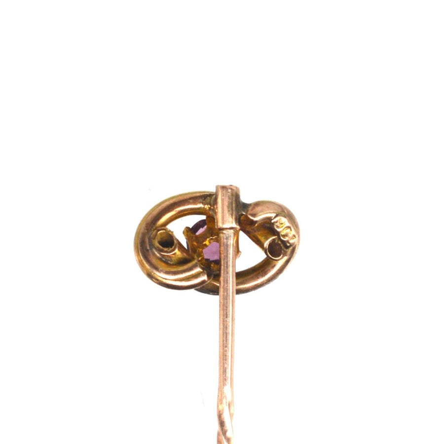 Edwardian 9ct gold lover's knot Krawattennadel mit einem lebendigen Granat Mittelstück.