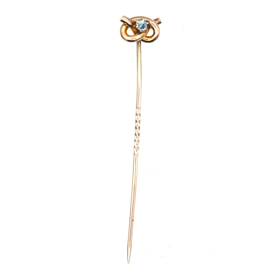 Edwardian 9ct gold lover's knot Krawattennadel mit Aquamarin Mittelstück, ideal für bunte Seidenkrawatten.
