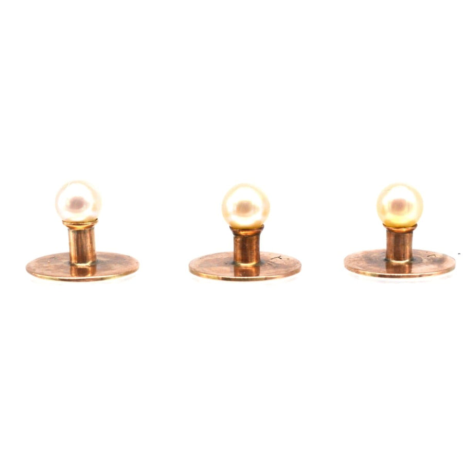 Edwardian 9ct Gold natürlichen Perle Kleid Ohrstecker Trio auf Gold Backings, präsentiert ihre schönen perlweißen Glanz.
