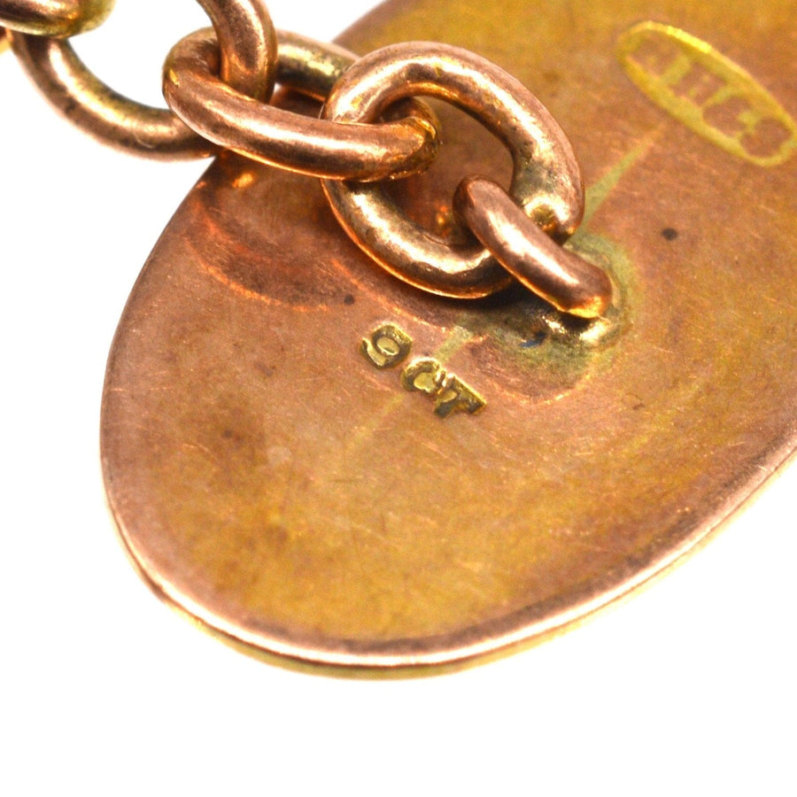 Detail der 9-karätigen Goldpunze auf edwardianischen Manschettenknöpfen, die hochwertige Handwerkskunst und Vintage-Charme versprühen.
