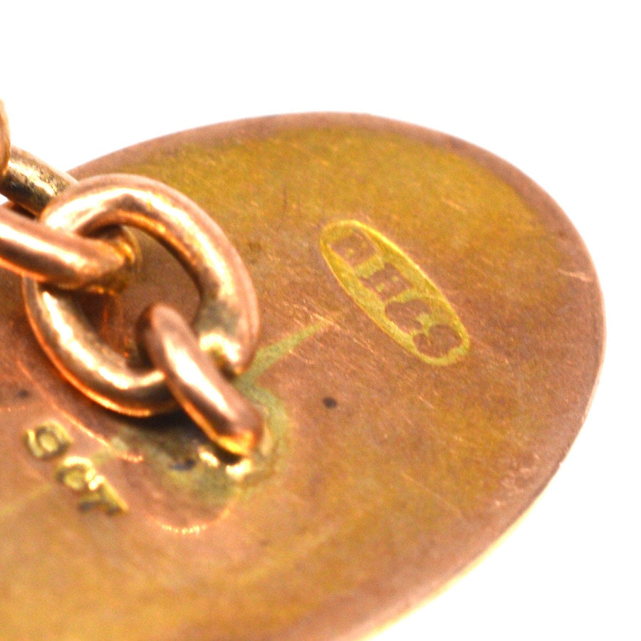 Nahaufnahme eines edwardianischen Manschettenknopfes aus 9 Karat Gold mit Herstellermarke und Metallgehalt.