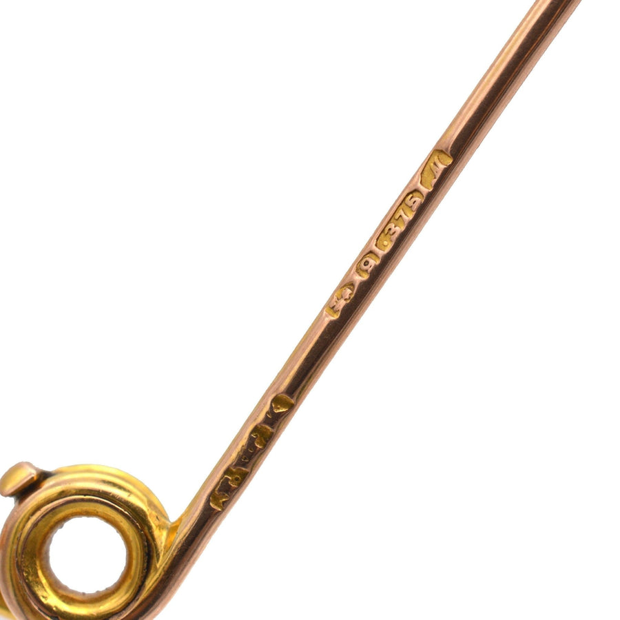 Nahaufnahme einer edwardianischen Goldbrosche mit aufwändiger Handwerkskunst und Herstellermarke.