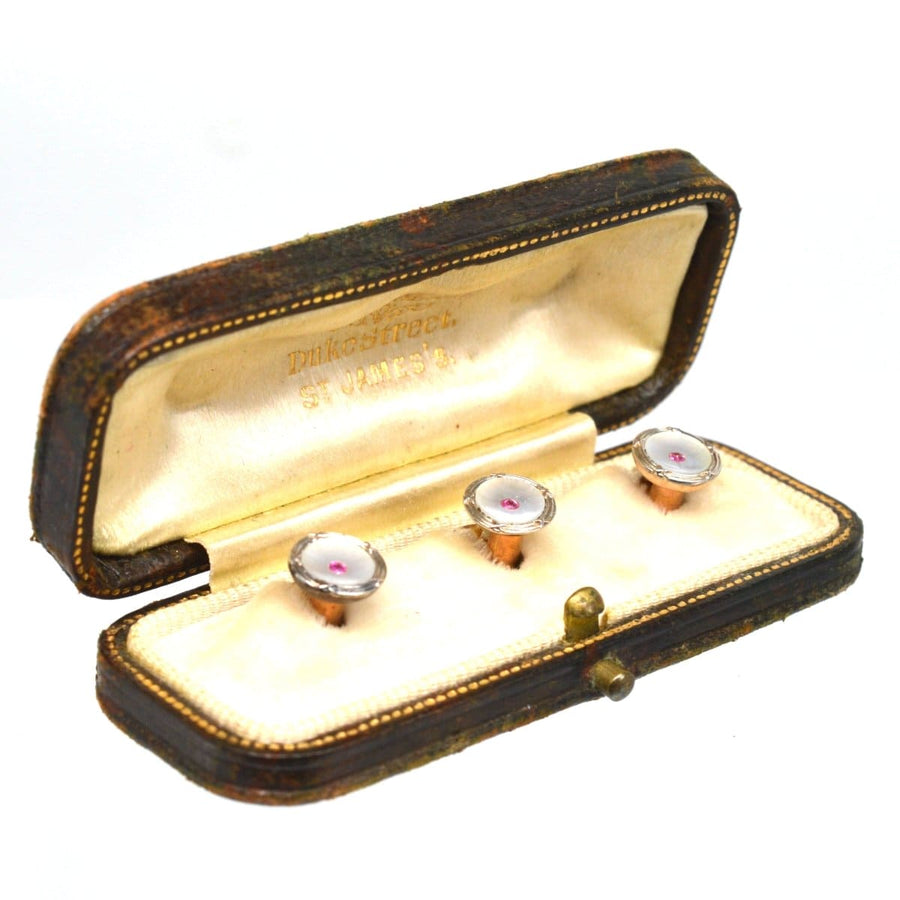 Elegantes Set edwardianischer Ohrstecker aus 9 Karat Gold und Platin mit Perlmutt und Rubin, präsentiert in einer Vintage-Box.