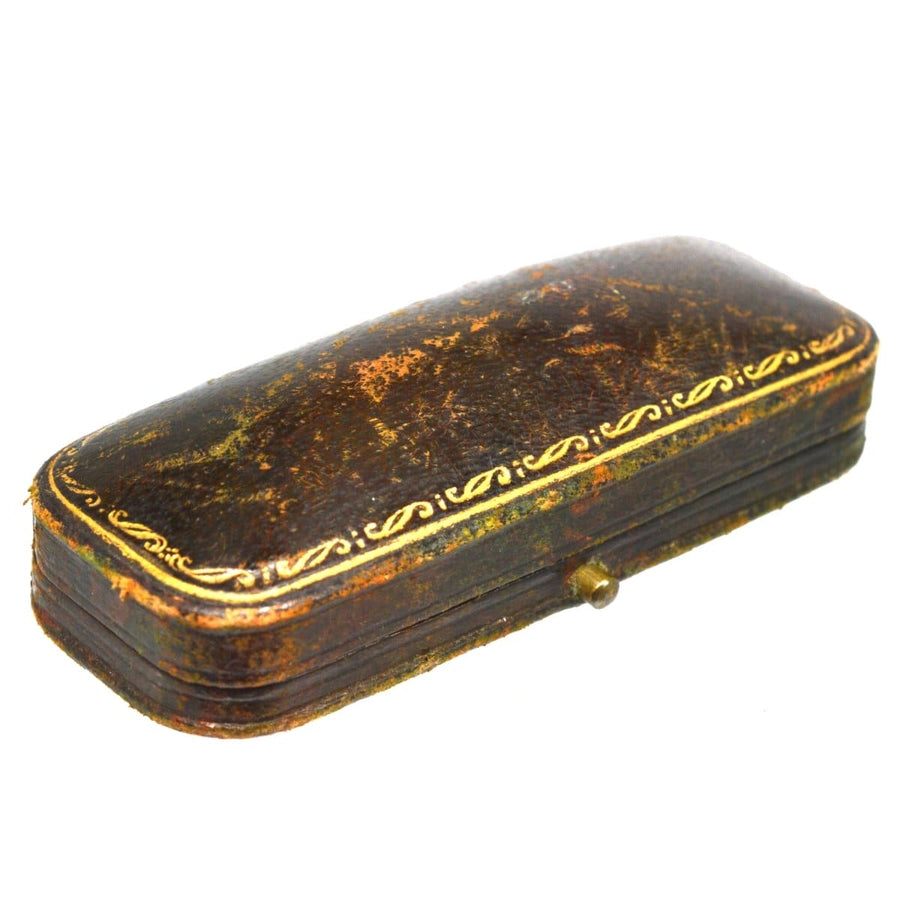 Vintage-Lederbox mit dekorativem Goldschnitt und abgerundeten Kanten, ideal zur Aufbewahrung oder Präsentation.