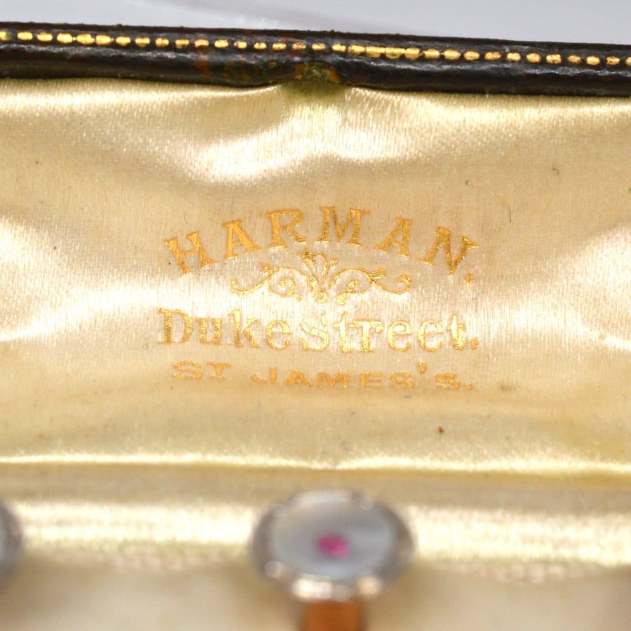 Harman Duke Street St. James Etikett aus einer Luxus-Schmuckschatulle für edwardianische Kleiderknöpfe.