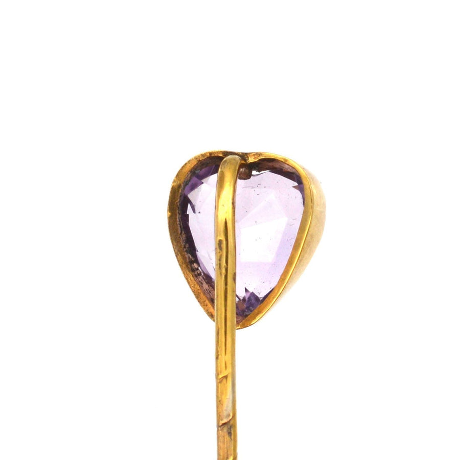 Edwardianische Krawattennadel aus Gold mit einem herzförmigen, blassvioletten Amethysten, das perfekte Geschenk für Geburtstage im Februar oder den Valentinstag.