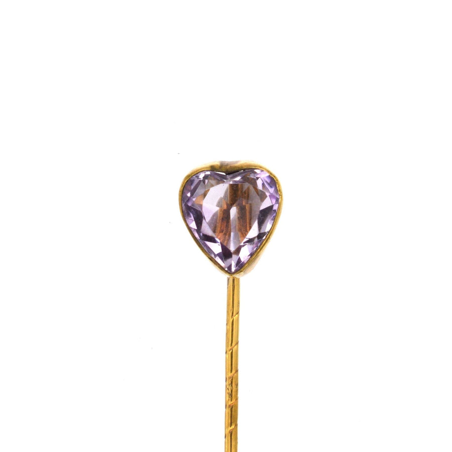 Edwardianische Krawattennadel aus Gold mit einem herzförmigen, blassvioletten Amethysten, ideal für Geburtstage im Februar oder als Geschenk zum Valentinstag.