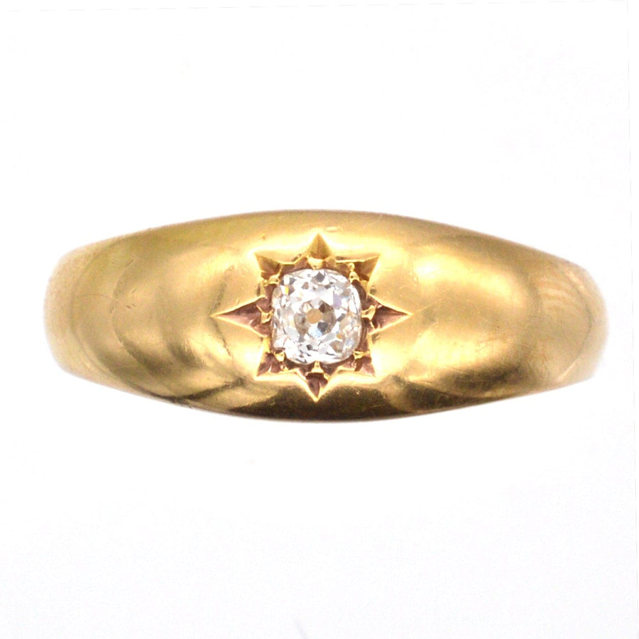 Edwardianischer Zigeunerring aus 18 Karat Gold mit einem 0,18 Karat schweren Diamanten im Minenschliff in einer Sternfassung.