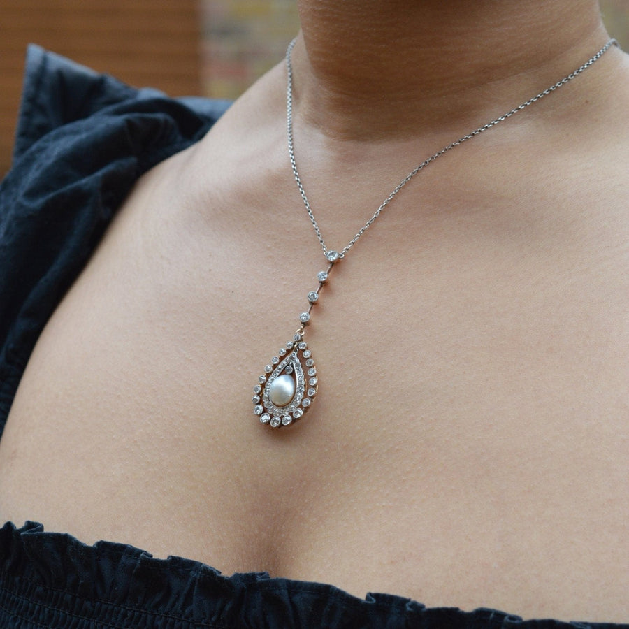 Edwardianischer Diamantanhänger aus Platin und Gold mit einer natürlichen Salzwasserperle an einer zarten Kette.