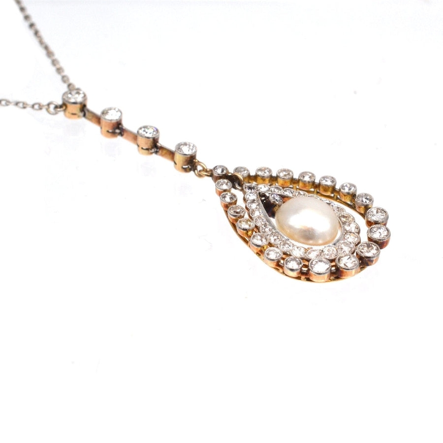 Edwardianische Anhänger-Halskette mit einer natürlichen Salzwasserperle, umgeben von funkelnden Diamanten.