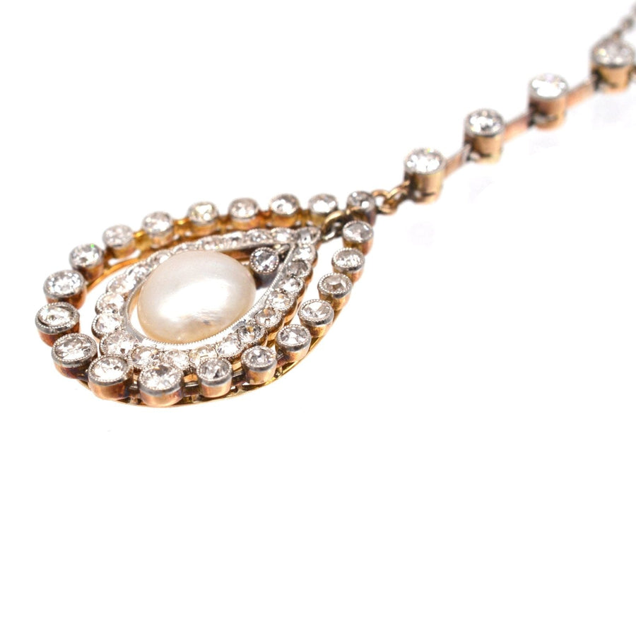 Edwardianischer Anhänger mit einer glänzenden natürlichen Salzwasserperle, umgeben von Diamanten an einer Goldkette.