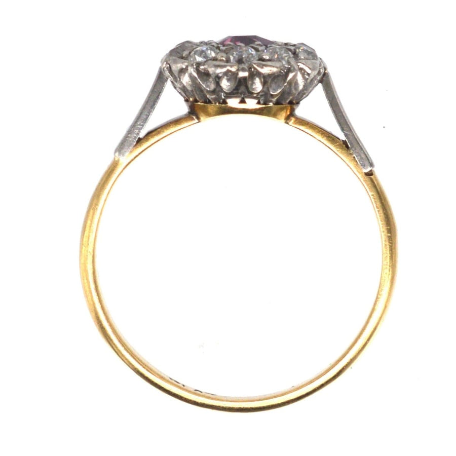 Edwardianischer Ring aus Platin und 18-karätigem Gold mit einem Rubin und Diamanten, der von einem natürlichen Rubin umgeben ist.