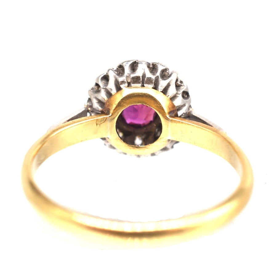 Edwardianischer Ring aus Platin und 18-karätigem Gold mit einem natürlichen Rubin, der von Diamanten umgeben ist, perfekt für die Verlobung.
