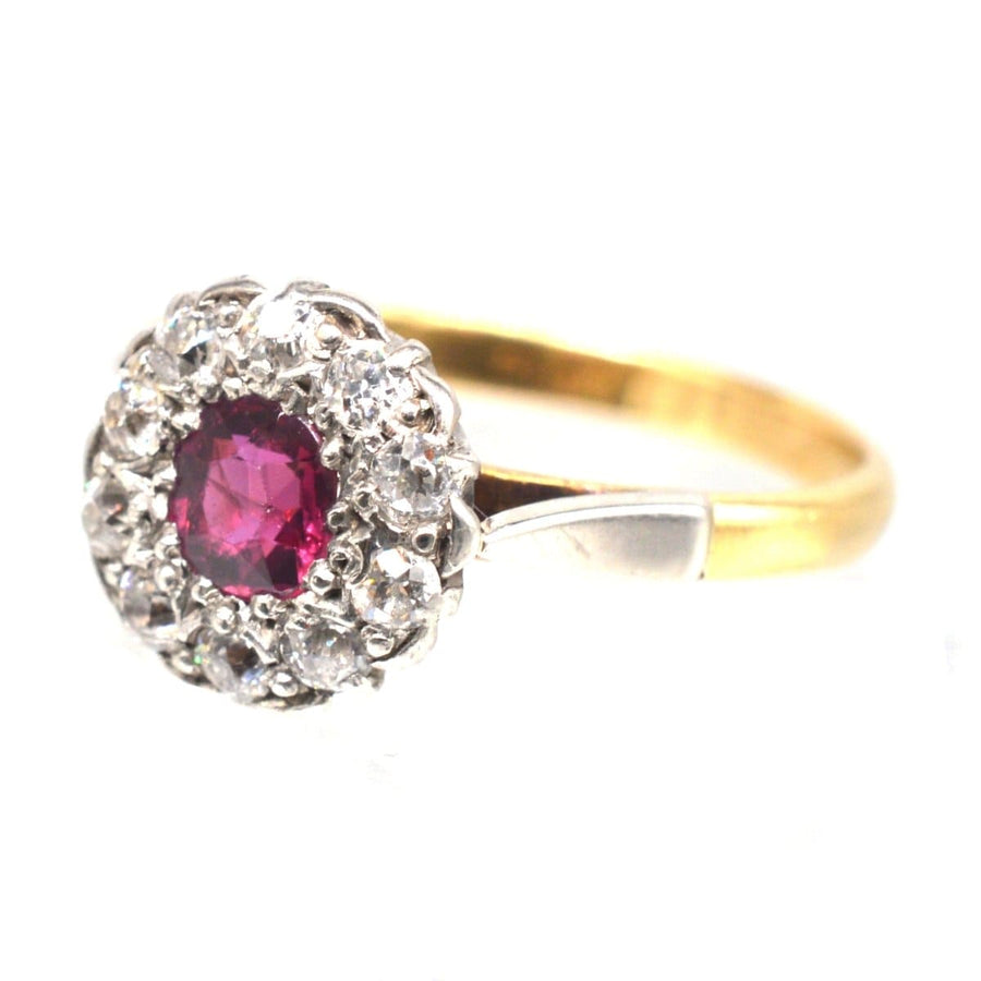 Edwardianischer Rubin-Diamant-Cluster-Ring aus Platin und Gold mit natürlichem Rubin und Diamant-Akzenten.