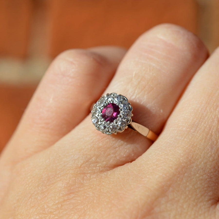 Edwardian Platin und Gold Rubin-Diamant-Cluster-Ring auf der Hand, eine zeitlose Verlobungsring für Juli Geburtstage.