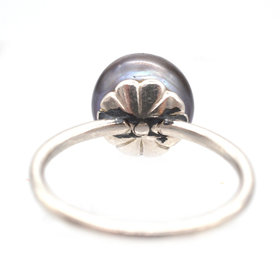 Edwardianischer Platinring mit einer natürlichen schwarzen Salzwasserperle, die ein elegantes florales Design aufweist.