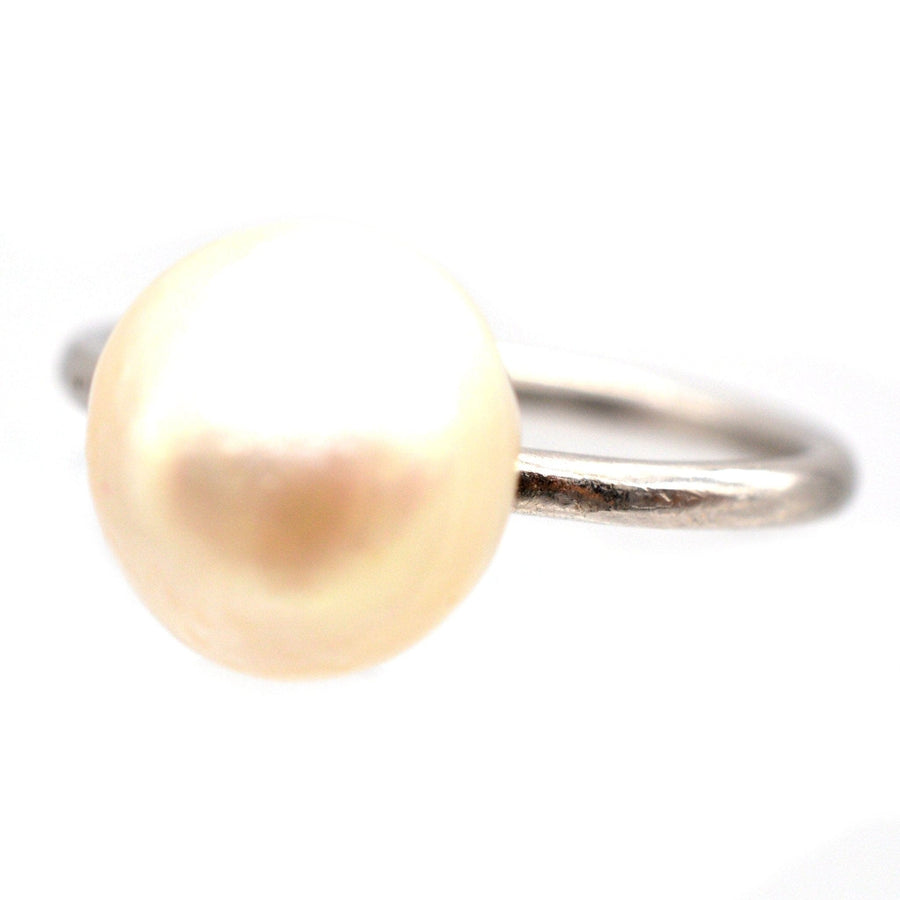 Edwardianischer Solitärring aus Platin mit einer natürlichen Salzwasserperle, um 1910, mit einer glänzenden Oberfläche.
