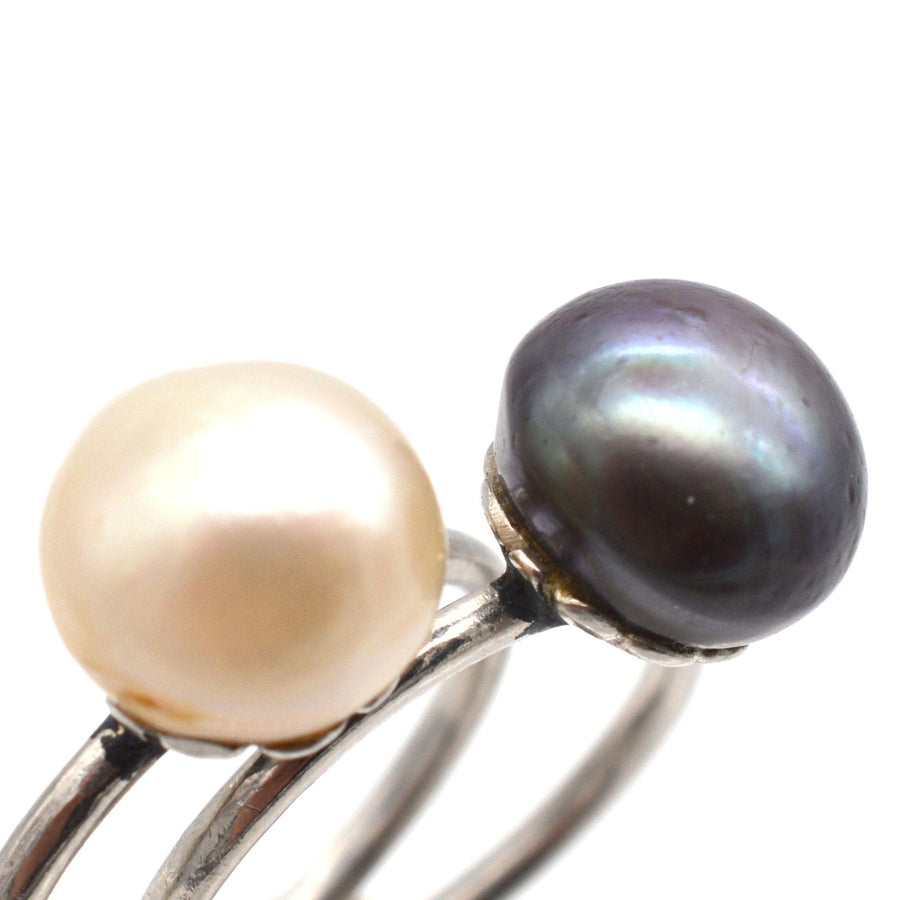 Edwardianischer Platinring mit einer natürlichen Salzwasserperle und einer schwarzen Perle, der klassische Eleganz und Design zeigt.