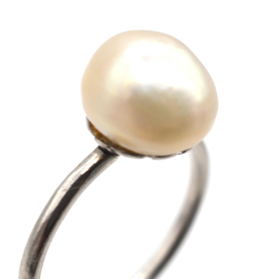 Edwardianischer Platinring mit einer natürlichen Salzwasserperle, um 1910, mit einem einfachen und eleganten Design.