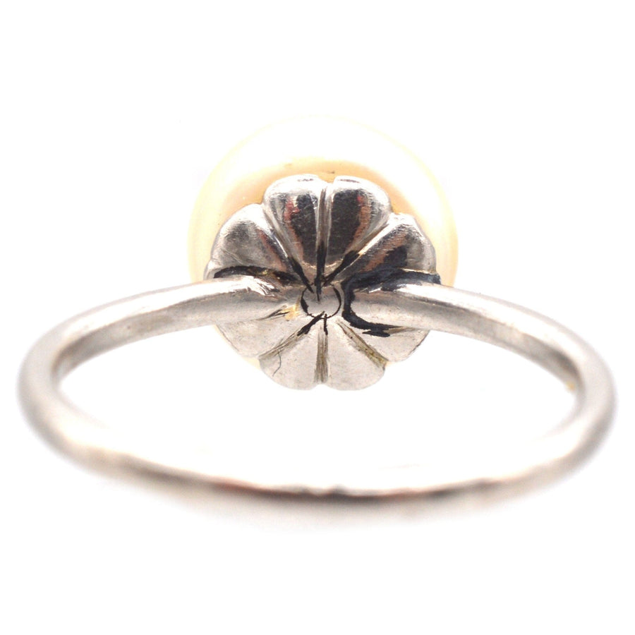 Edwardianischer Solitärring aus Platin mit einer natürlichen Salzwasserperle, die ein kompliziertes florales Design aufweist.
