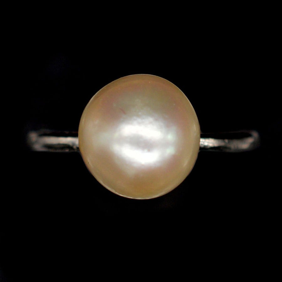 Edwardianischer Solitärring aus Platin mit einer natürlichen Salzwasserperle, um 1910, mit einer glänzenden Oberfläche.