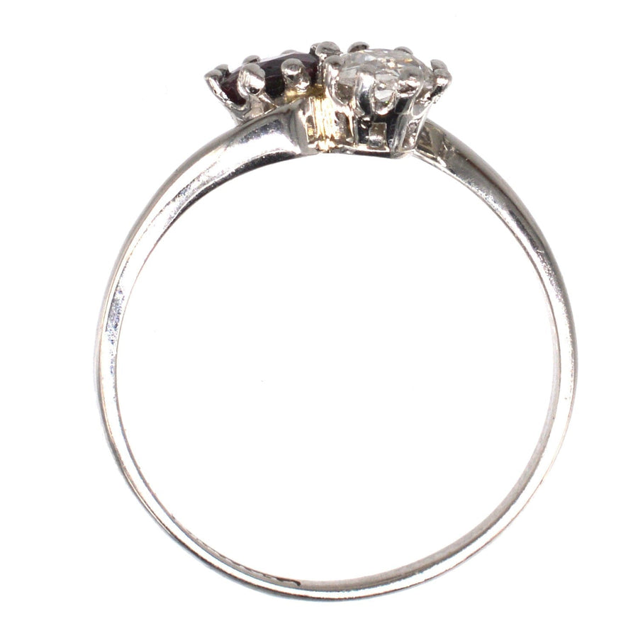 Edwardianischer Crossover-Ring aus Platin mit einem Rubin und einem Diamanten im Minenschliff in einem romantischen Toi et Moi"-Design.