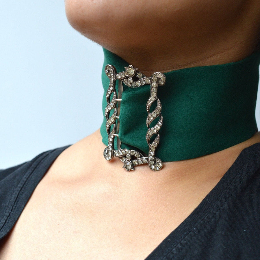 Die edwardianische Silber- und Strassschnalle an einem Halsband aus grünem Samt ist elegant und vielseitig einsetzbar.