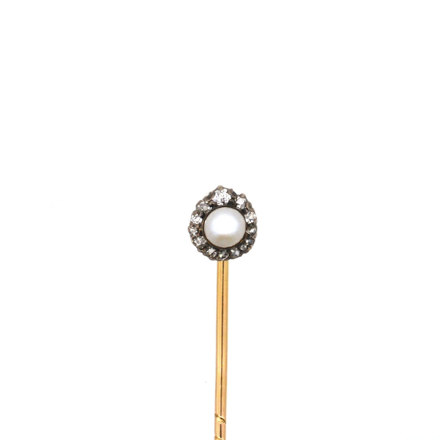 Edwardianische Krawattennadel aus Silber und Gold mit einer Perle und einem Diamanten im Minenschliff, um 1890-1900er Jahre.