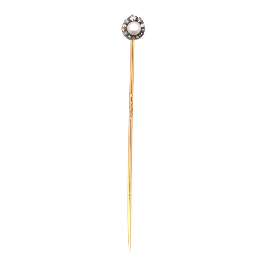 Edwardianische Krawattennadel mit einer Perle und Diamanten im alten Minenschliff, die die alte Handwerkskunst und Eleganz unterstreicht.