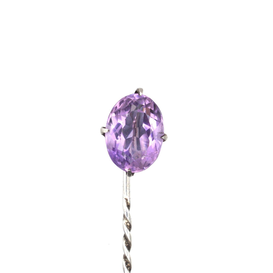 Edwardianische Krawattennadel aus Silber mit einem wunderschönen ovalen Amethyst-Edelstein, der seine exquisite Handwerkskunst unter Beweis stellt.