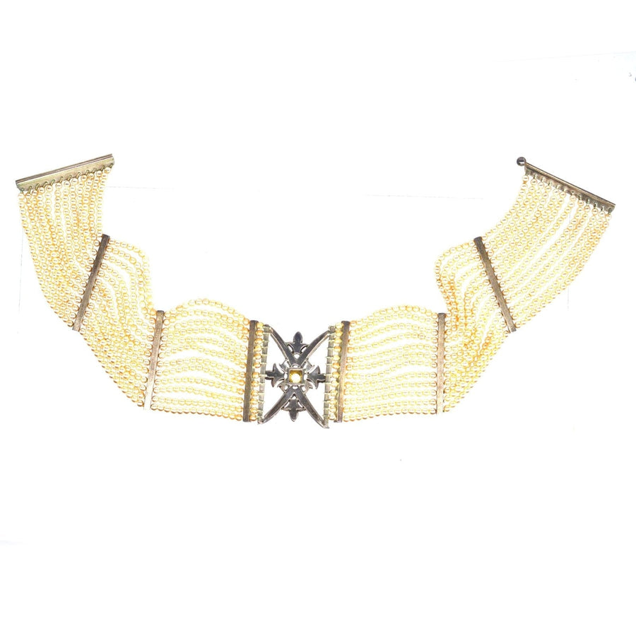 Edwardianisches Silber-Kropfband mit Perlen und einem verschnörkelten, diamantförmigen Mittelstück, perfekt für elegante Anlässe.