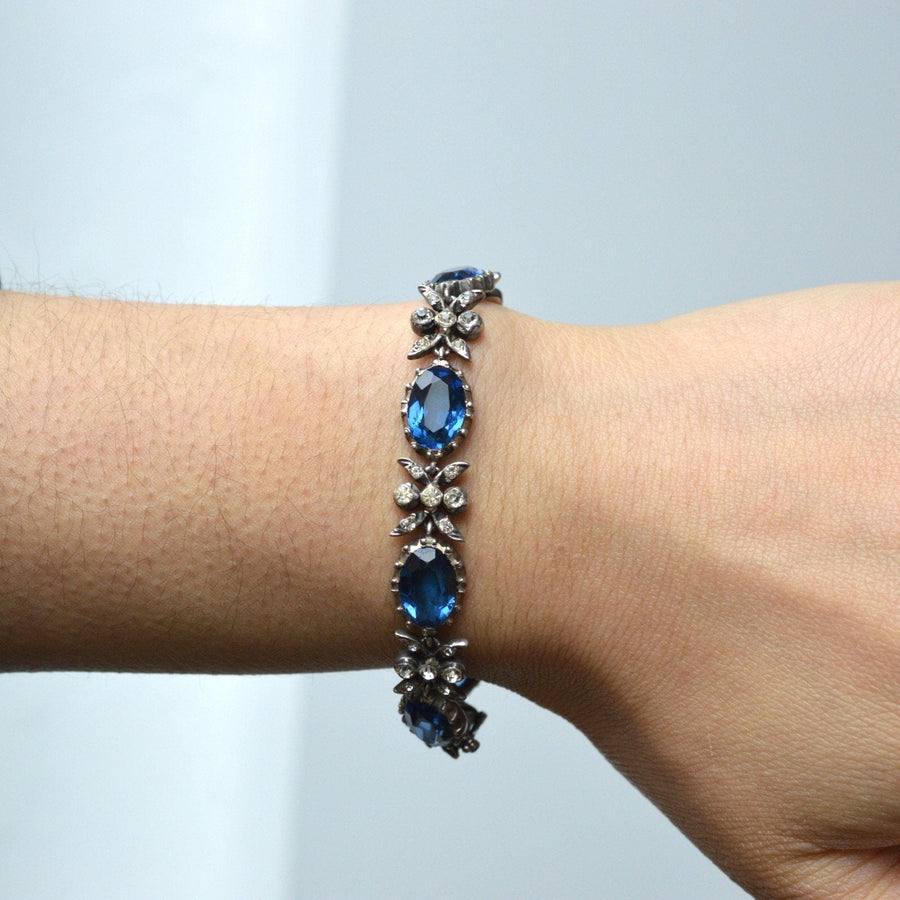 Edwardianisches Silberarmband mit saphirblauer Paste und weißen Akzenten, das am Handgelenk getragen wird und sein elegantes Design zur Geltung bringt.