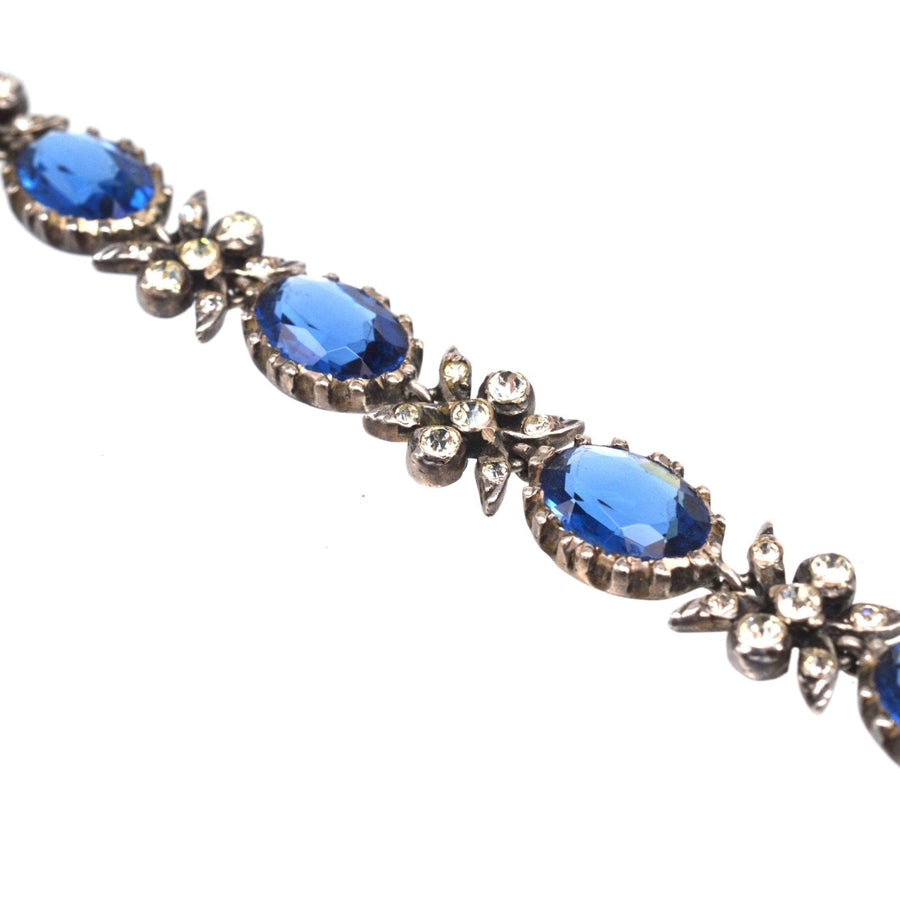 Edwardianisches Silberarmband mit leuchtenden saphirblauen und weißen Strasssteinen, die ein atemberaubendes Vintage-Accessoire ergeben.