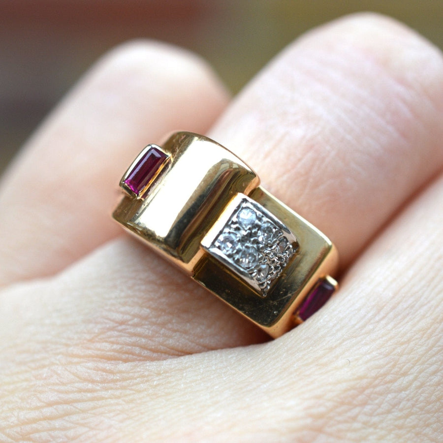 Französischer 40er-Jahre-Retro-Ring aus 18-karätigem Gold mit Diamanten und Rubinen, perfekt als einzigartiger Verlobungs- oder Kleiderring.