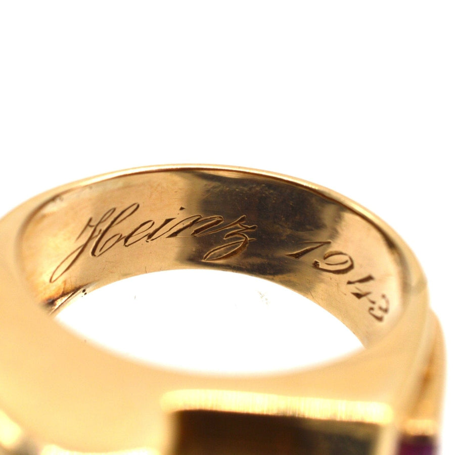 Nahaufnahme der gravierten Innenseite eines französischen Gold- und Platinrings aus den 1940er Jahren mit dem Namen Heinz und dem Datum 1943.