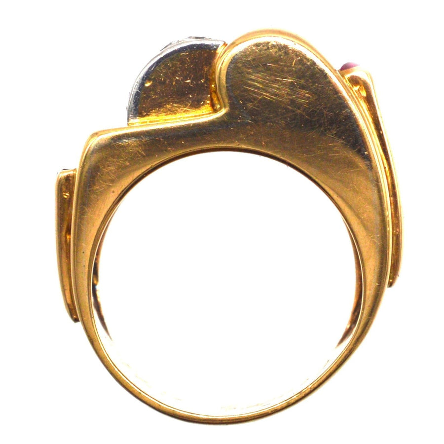 Französischer Retro-Ring aus 18-karätigem Gold und Platin mit Diamant-Rubin-Schließe aus den 1940er Jahren mit einzigartigem architektonischem Design.